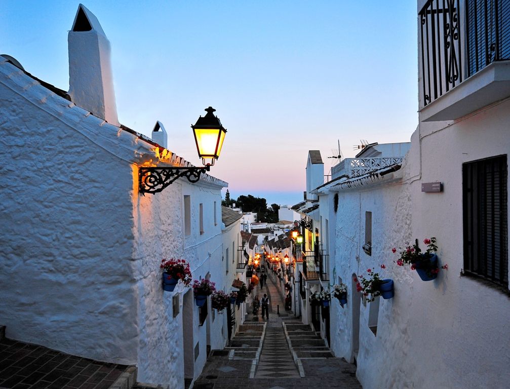 Los pueblos más bonitos de Málaga para vivir cerca del mar: dónde comprar casa en la Costa del Sol