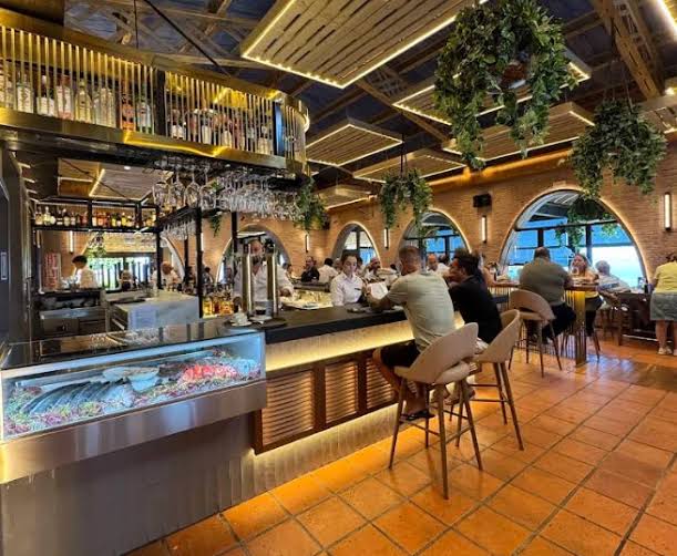 Comprar o alquilar un negocio de hostelería en Fuengirola: traspasos, locales y oportunidades en la Costa del Sol